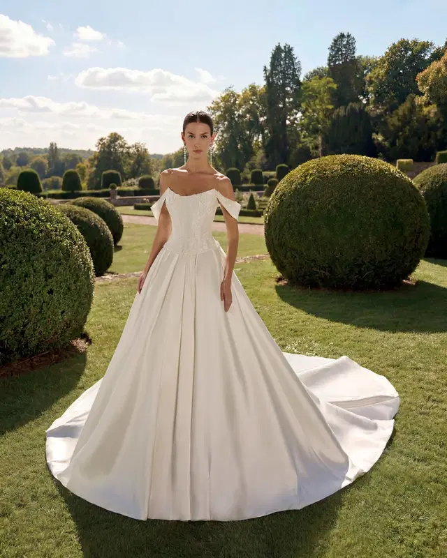 HUMA von Luna Novias: Ballkleid, Schulterfreier Ausschnitt, Ärmellos, Mikado