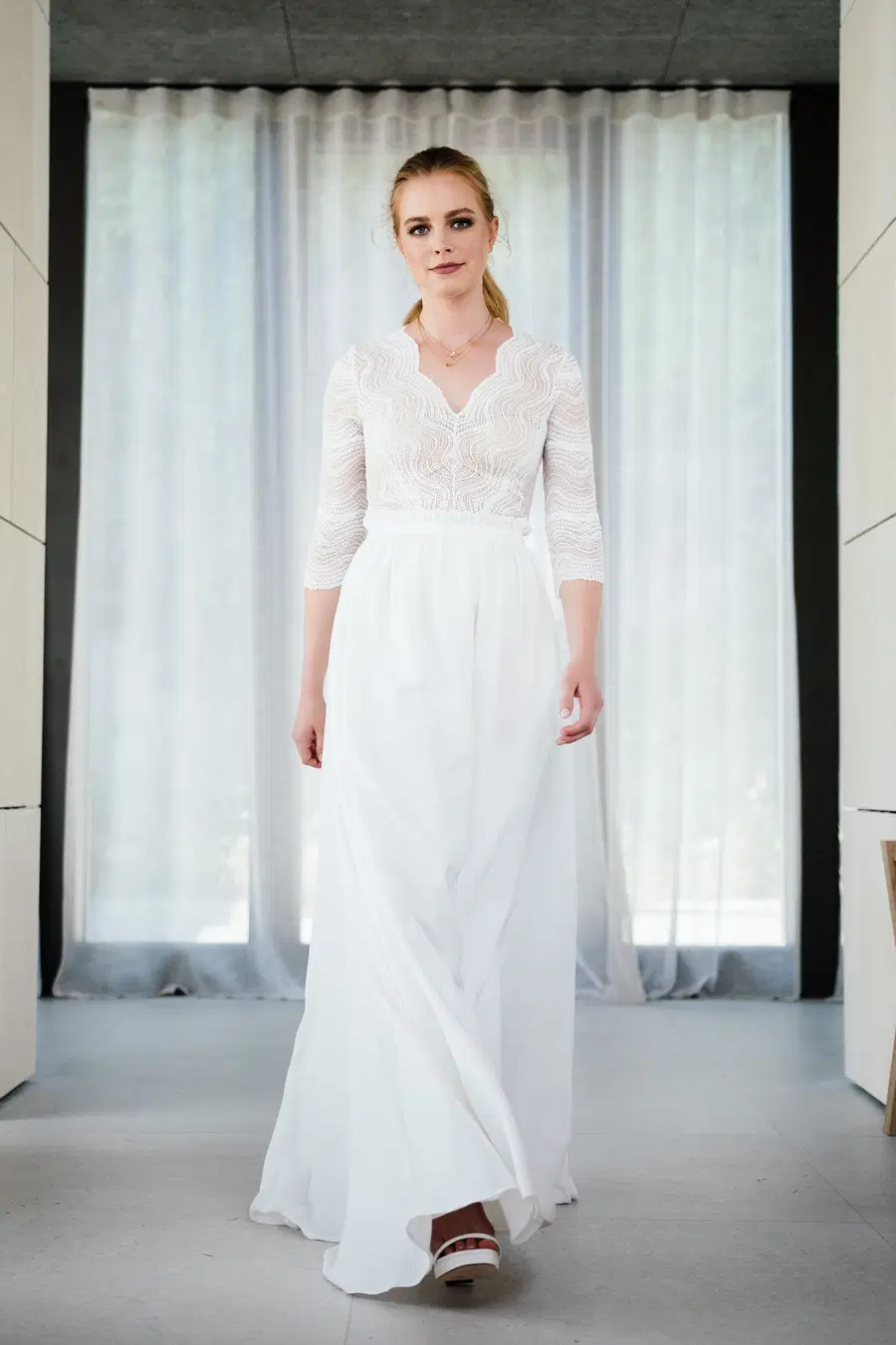 Langer Crepe-Rock S-1051 by KUESS die BRAUT: Two-Piece silhouette, V-neck neckline, three-quarter sleeves, crepe