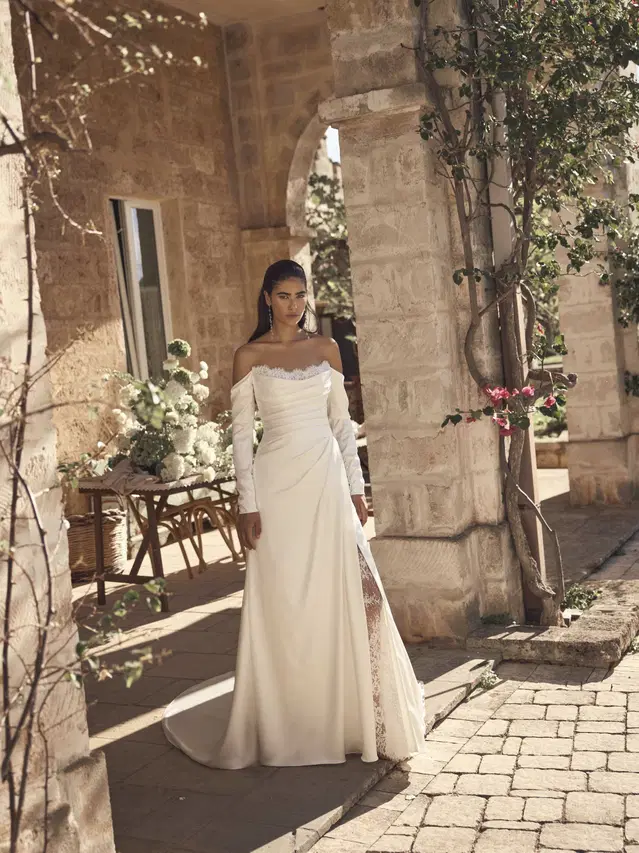 Mylena von Modeca Bridal: Gerade, Schulterfreier Ausschnitt, Lange Ärmel, Satin