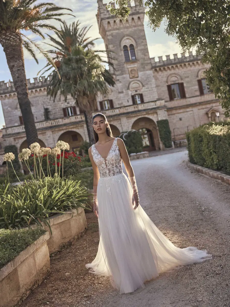 Madelina von Modeca Bridal: A-Linie, V-Ausschnitt, Ärmellos, Spitze