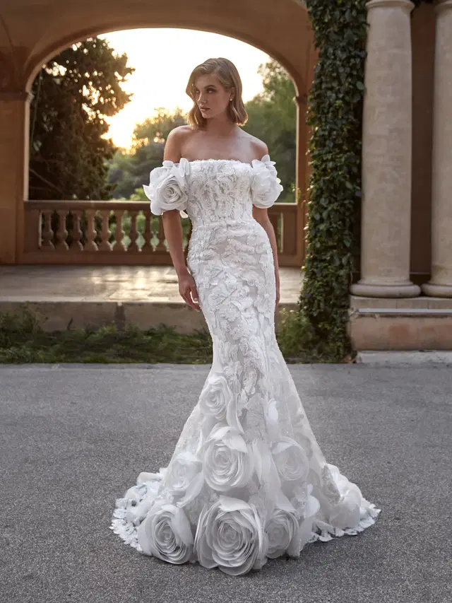 ALLEN by Pronovias Privée: Mermaid silhouette, off-shoulder neckline, sleeveless, lace