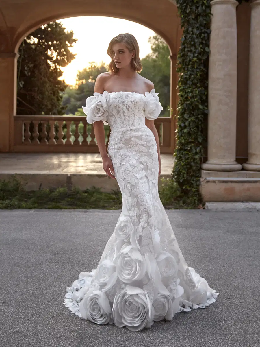 ALLEN by Pronovias Privée: Mermaid silhouette, off-shoulder neckline, sleeveless, lace