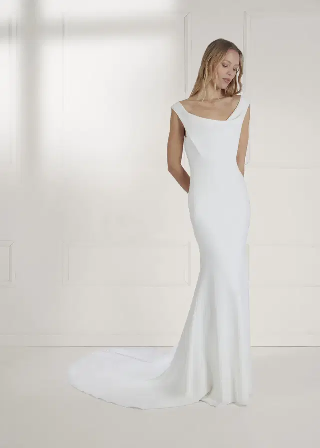 FAEL by Serravalle: Trumpet silhouette, boat neck neckline, sleeveless, crepe