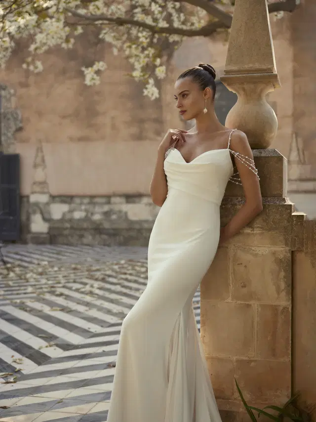 Eline by Modeca Bridal: Fit & Flare silhouette, sweetheart neckline, sleeveless, crepe