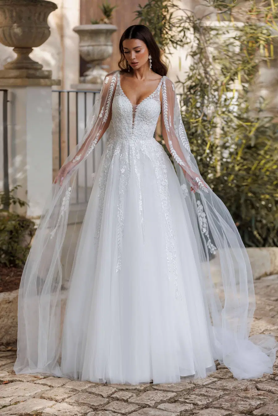 Kyra by Jarice: A-Line silhouette, V-neck neckline, tulle