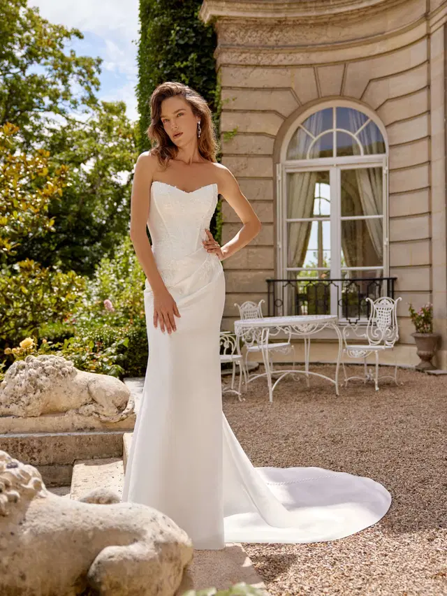 Mallory by Justin Alexander: Trumpet silhouette, sweetheart neckline, sleeveless, lace