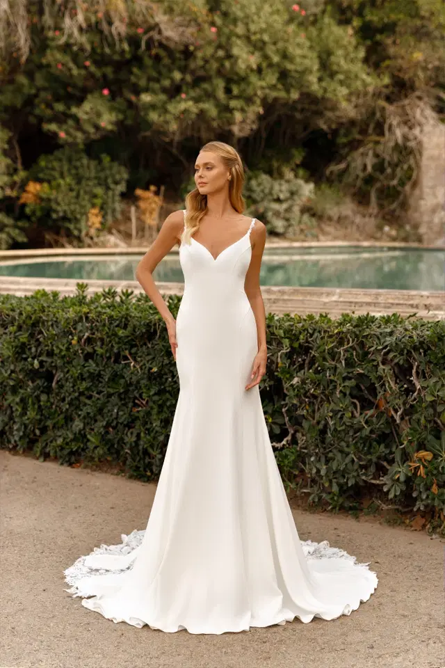 8270 by Monica Loretti: Fit & Flare silhouette, V-neck neckline, crepe