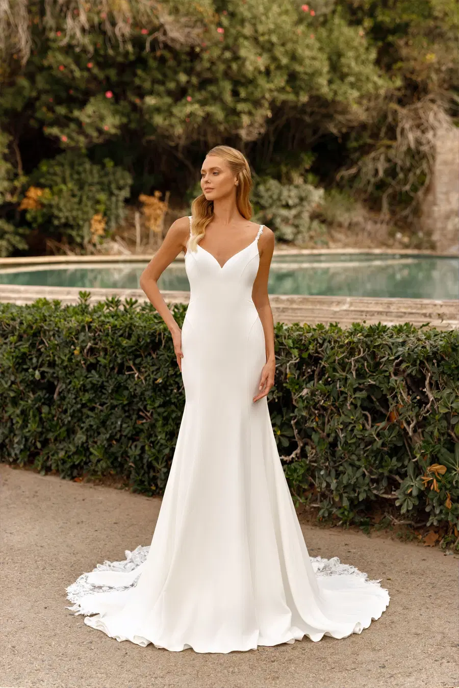 8270 by Monica Loretti: Fit & Flare silhouette, V-neck neckline, crepe