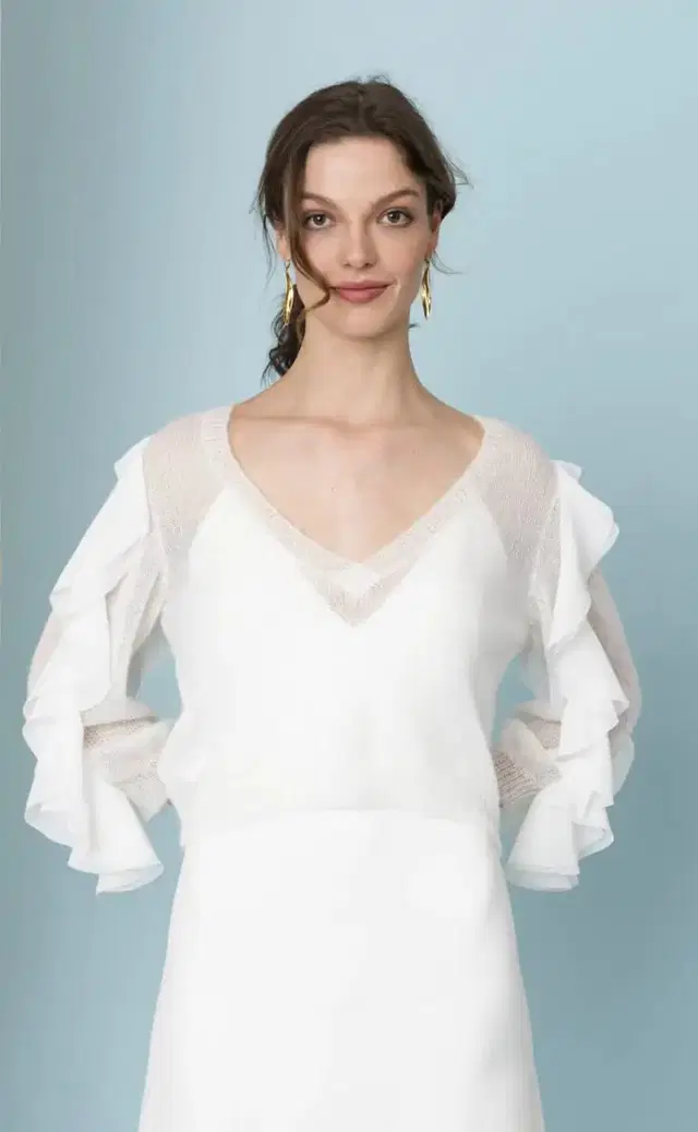 Pulli Volants by Kisui: Straight silhouette, V-neck neckline, long sleeves, tulle