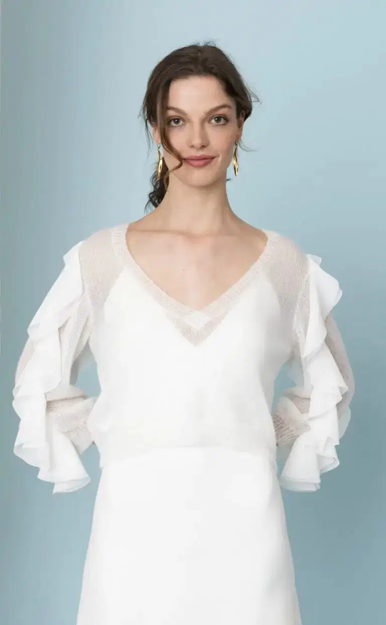 Pulli Volants by Kisui: Straight silhouette, V-neck neckline, long sleeves, tulle