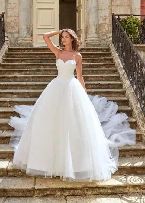Enchanting wedding dress by Dando London, ball gown, tulle