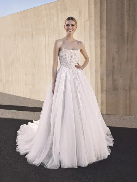 Otelia wedding dress by Pronovias, princess, tulle