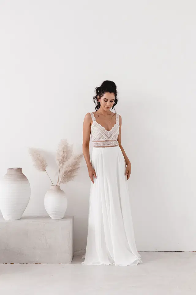 EMMA by Esther Hofmann: A-Line silhouette, V-neck neckline, sleeveless, chiffon