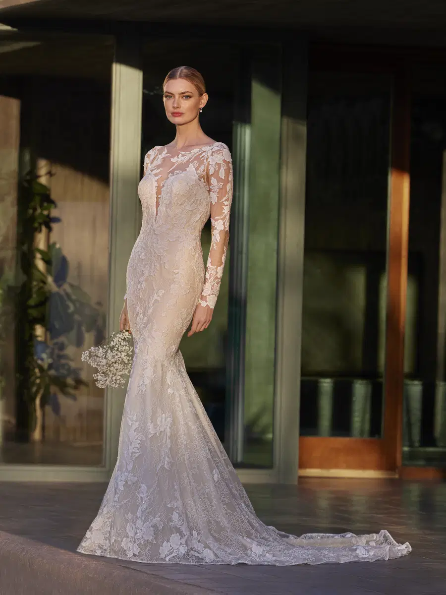 ILA by Pronovias: Mermaid silhouette, sweetheart neckline, long sleeves, lace