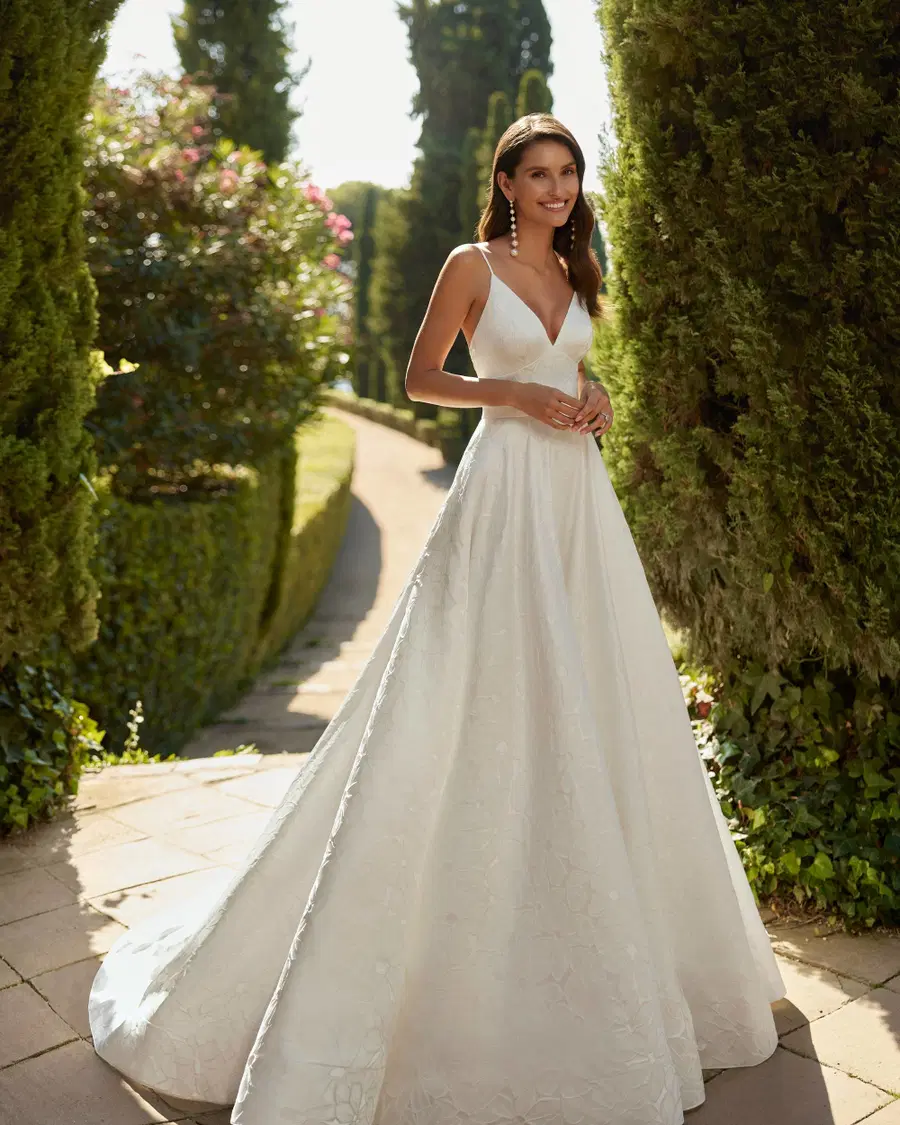 DONNIA by Adriana Alier: A-Line silhouette, deep V-neck neckline, sleeveless, brocade