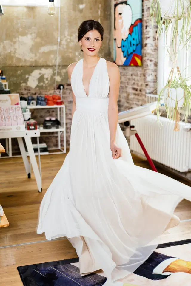 Ada by KUESS die BRAUT: A-Line silhouette, deep V-neck neckline, sleeveless, tulle
