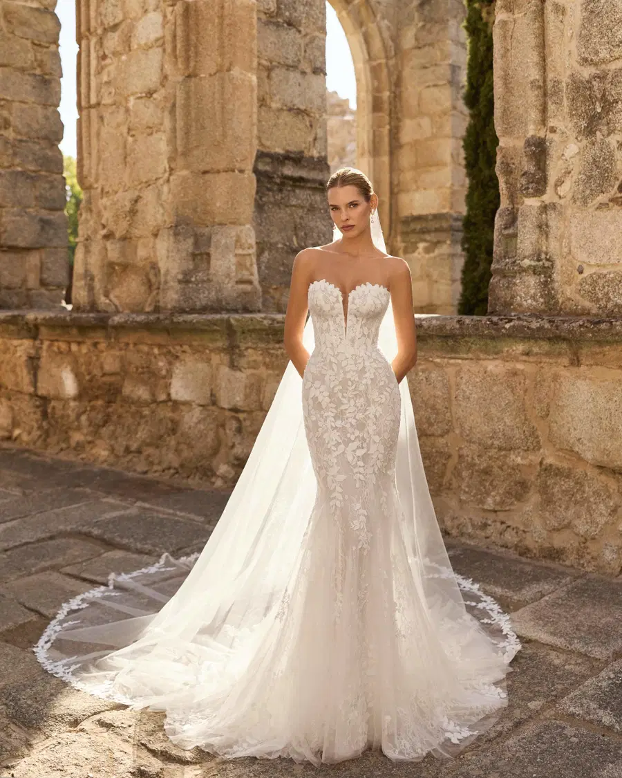 PATSY by Adriana Alier: Mermaid silhouette, sweetheart neckline, sleeveless, lace
