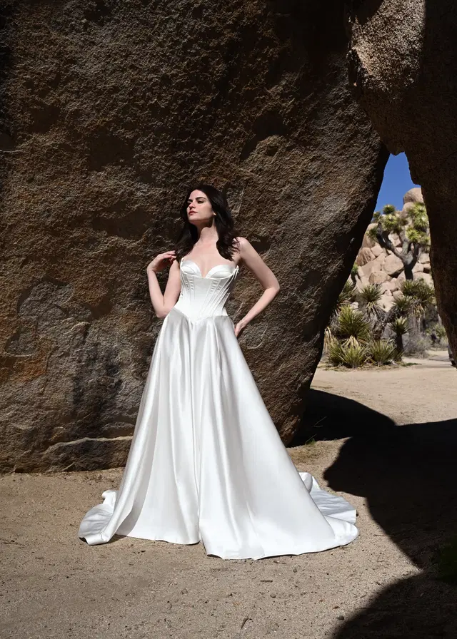 BERKELEY by Dando London: A-Line silhouette, sweetheart neckline, sleeveless, satin