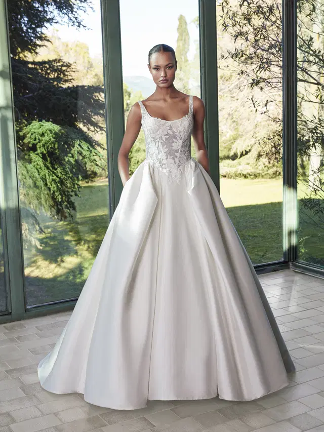 SWAN by Pronovias: Princess silhouette, scoop neckline, sleeveless, satin
