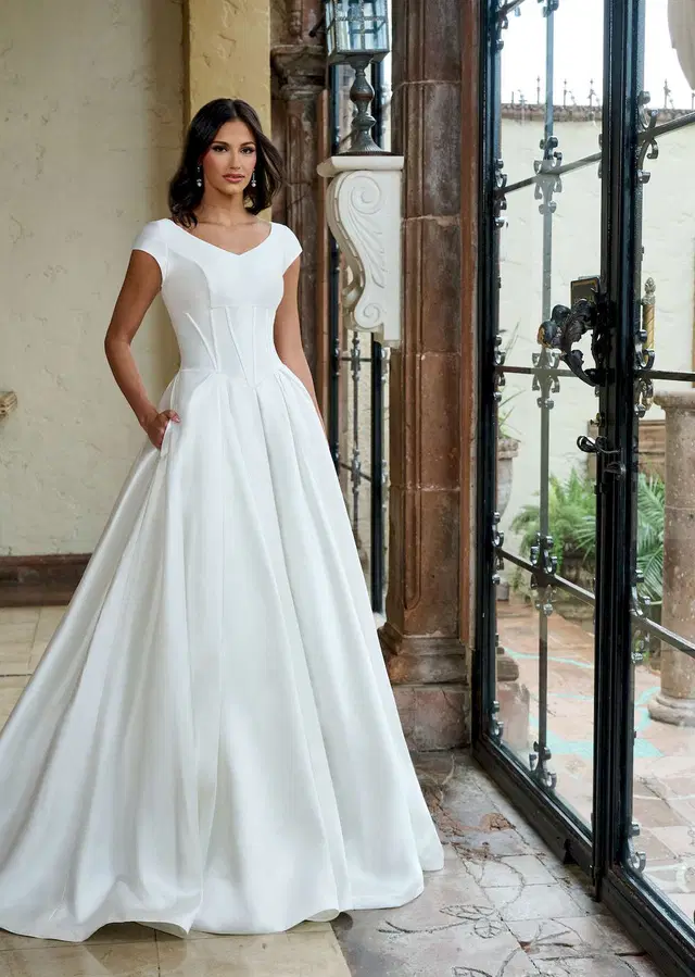 RB7000 by Rachel Allan: A-Line silhouette, V-neck neckline, cap sleeves, satin