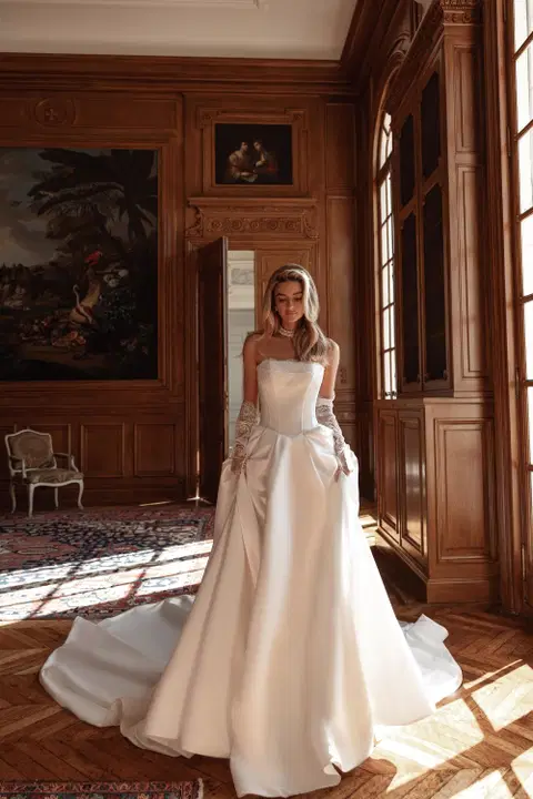 Gisela wedding dress by Maks Mariano, princess, lace