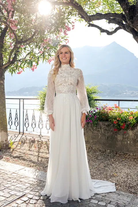 VN64 ivory wedding dress by Vera Nova, A-line, lace