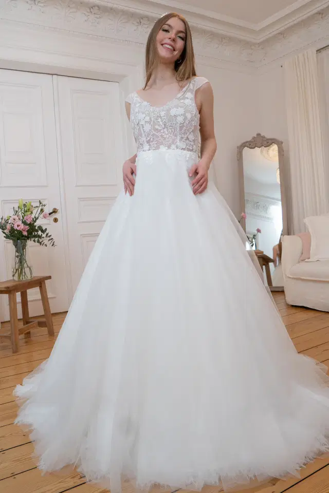 Mila by Sanna Lindström: Ball Gown silhouette, V-neck neckline, short sleeves, chantilly
