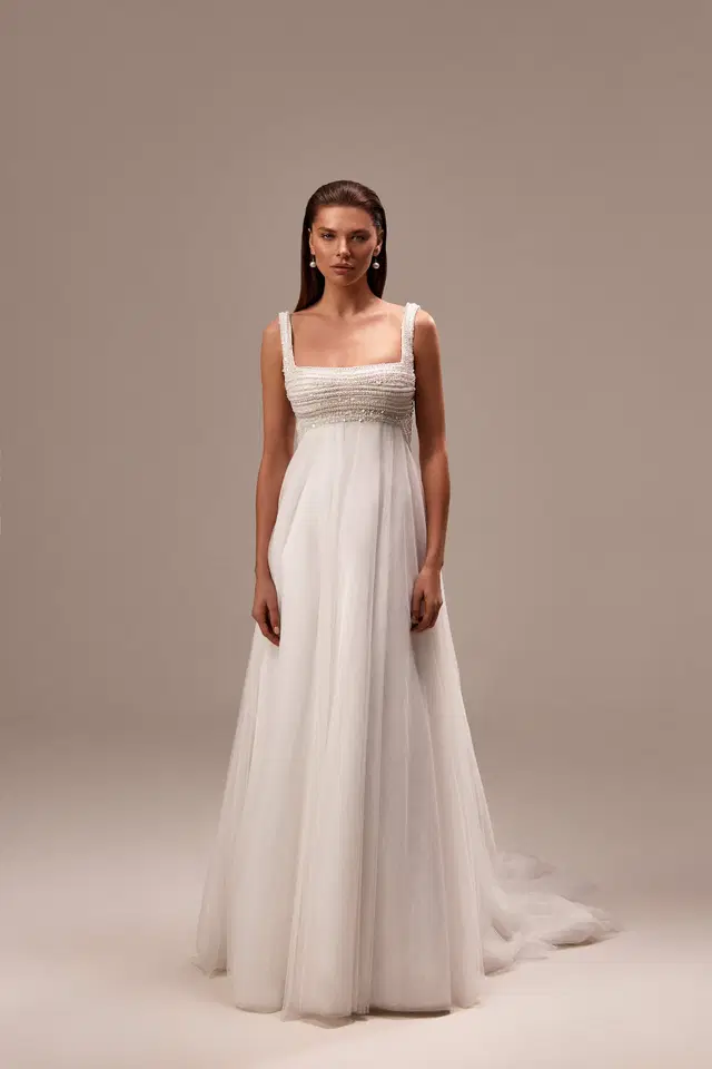 Grimaldi by Milla Nova: Straight silhouette, square neckline, tulle