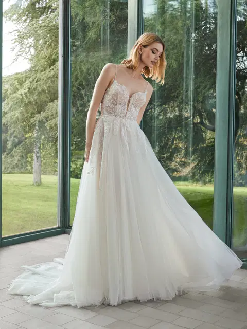 Lleane wedding dress by Pronovias, A-line, tulle