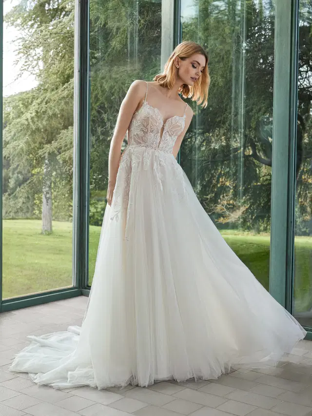 LLEANE by Pronovias: A-Line silhouette, sweetheart neckline, sleeveless, tulle