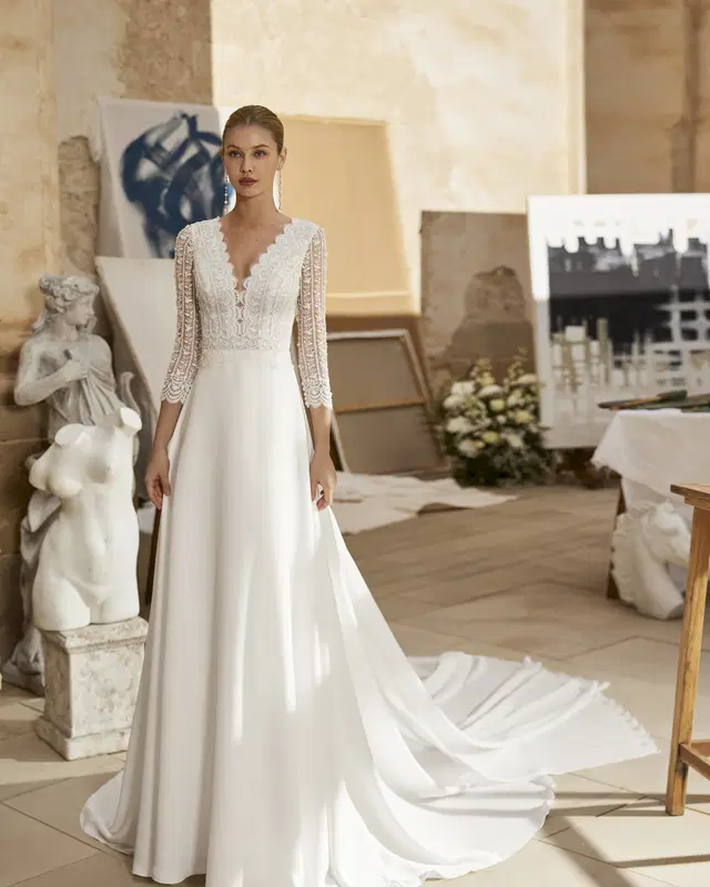 Malaya by Aire Barcelona: Straight silhouette, V-neck neckline, three-quarter sleeves, lace