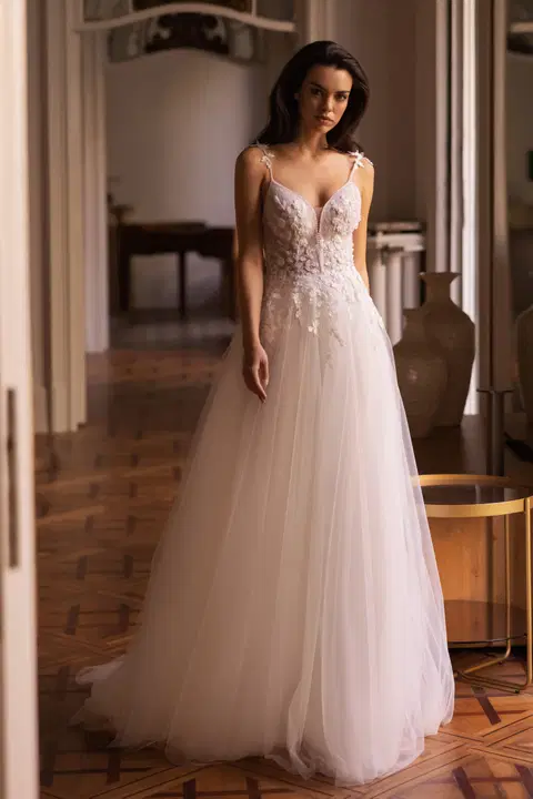 Style E-5517 wedding dress by Elizabeth Passion, A-line, tulle