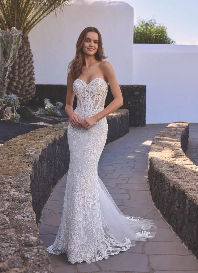 Estrella by Enzoani: Fit & Flare silhouette, sweetheart neckline, lace