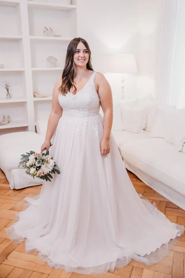 Magdalena by Sanna Lindström: A-Line silhouette, V-neck neckline, sleeveless, lace