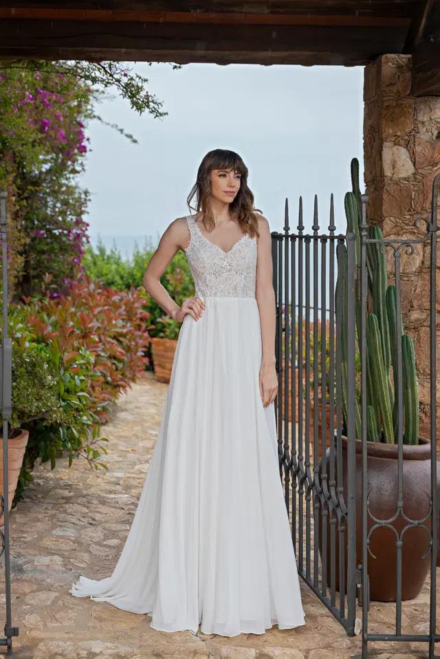 LB315 by Lohrengel: A-Line silhouette, V-neck neckline, sleeveless, lace