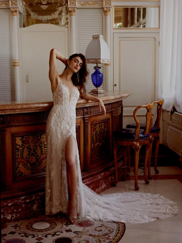 Italia by Justin Alexander: Fit & Flare silhouette, sweetheart neckline, lace, chapel train