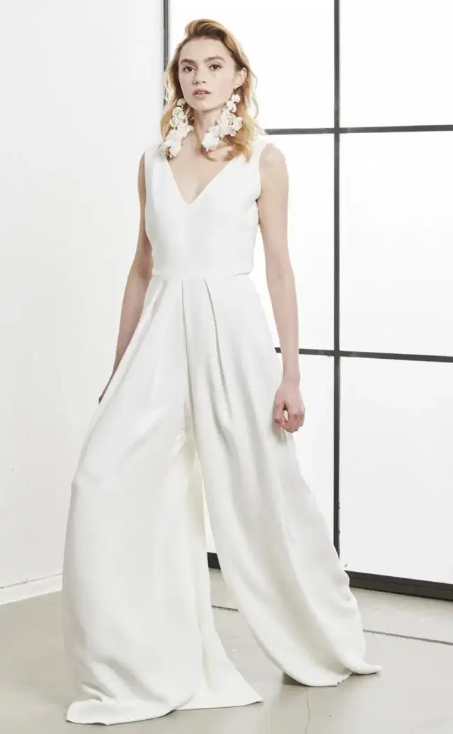 Jumpsuit Luba by Kisui: Jumpsuit silhouette, V-neck neckline, sleeveless, crepe