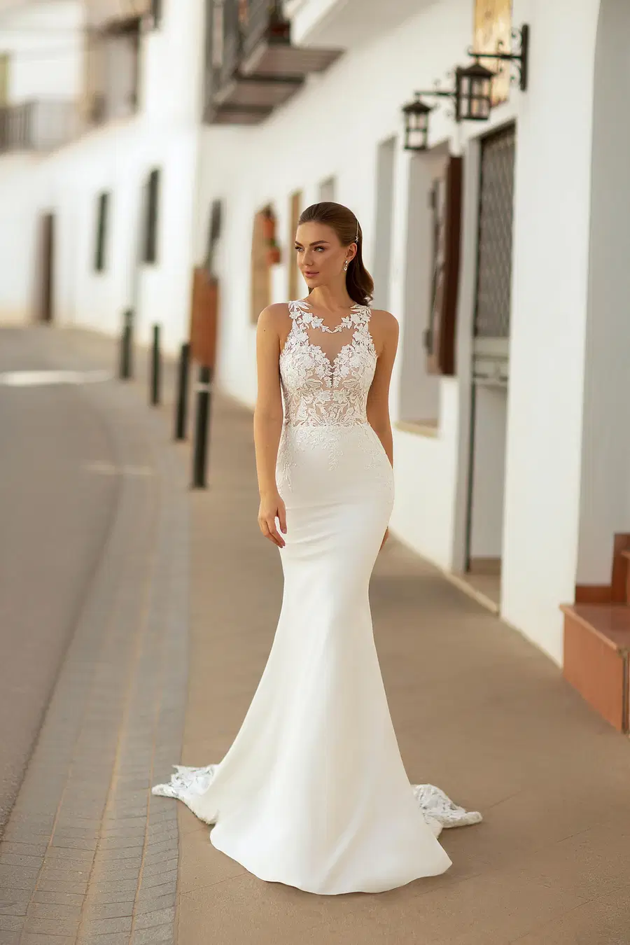 8236 by Monica Loretti: Fit & Flare silhouette, high / halter neckline, sleeveless, crepe