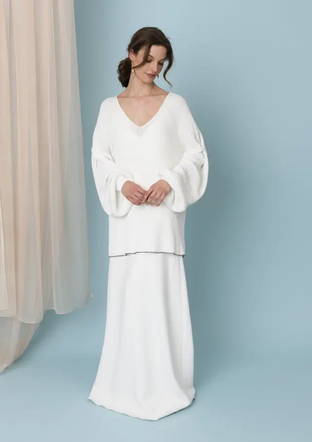 Pulli Black Trim by Kisui: Straight silhouette, V-neck neckline, long sleeves, tulle