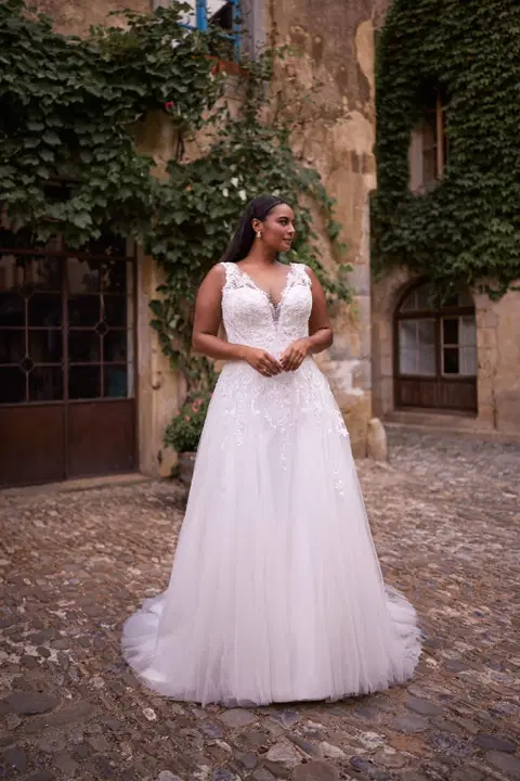 Style 27307 wedding dress by Très Chic, A-line, tulle