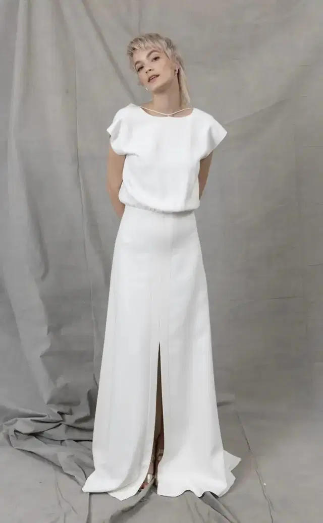 Besma Pure by Kisui: Straight silhouette, straight neckline, cap sleeves, crepe