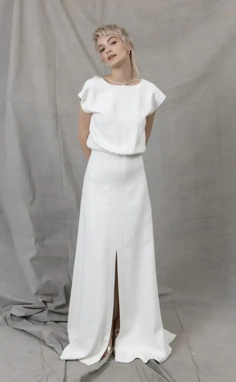 Besma Pure by Kisui: Straight silhouette, straight neckline, cap sleeves, crepe