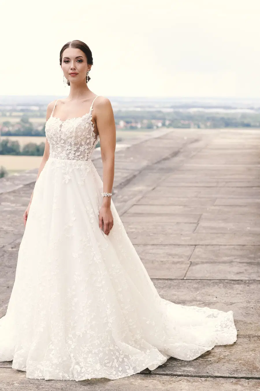 Cindy by Amo & Luv: A-Line silhouette, sweetheart neckline, sleeveless, lace