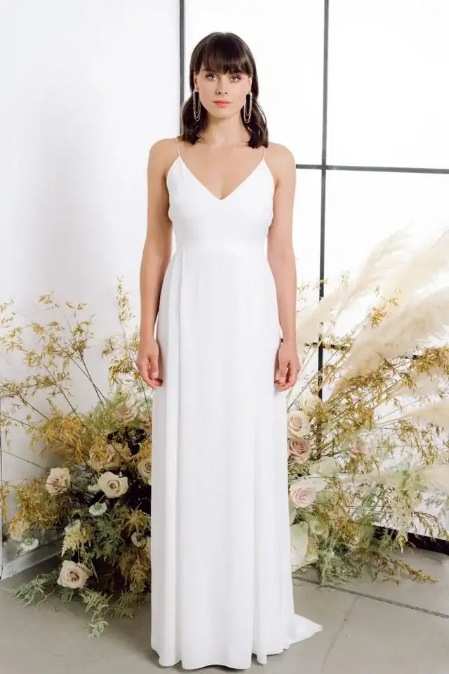 Isis Georgia by Kisui: V-neck neckline, sleeveless, crepe