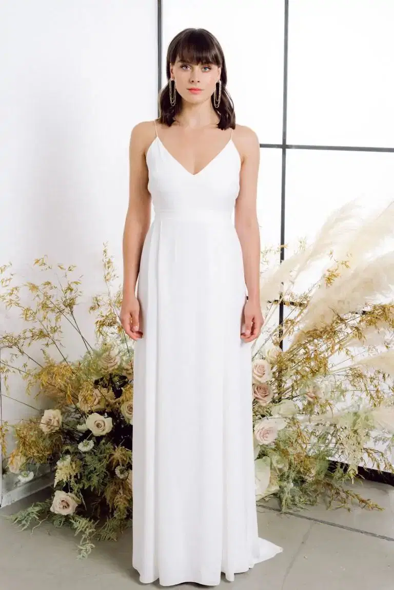 Isis Georgia by Kisui: V-neck neckline, sleeveless, crepe