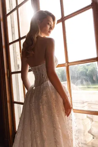 Leonor by Maks Mariano - view 5 of 6