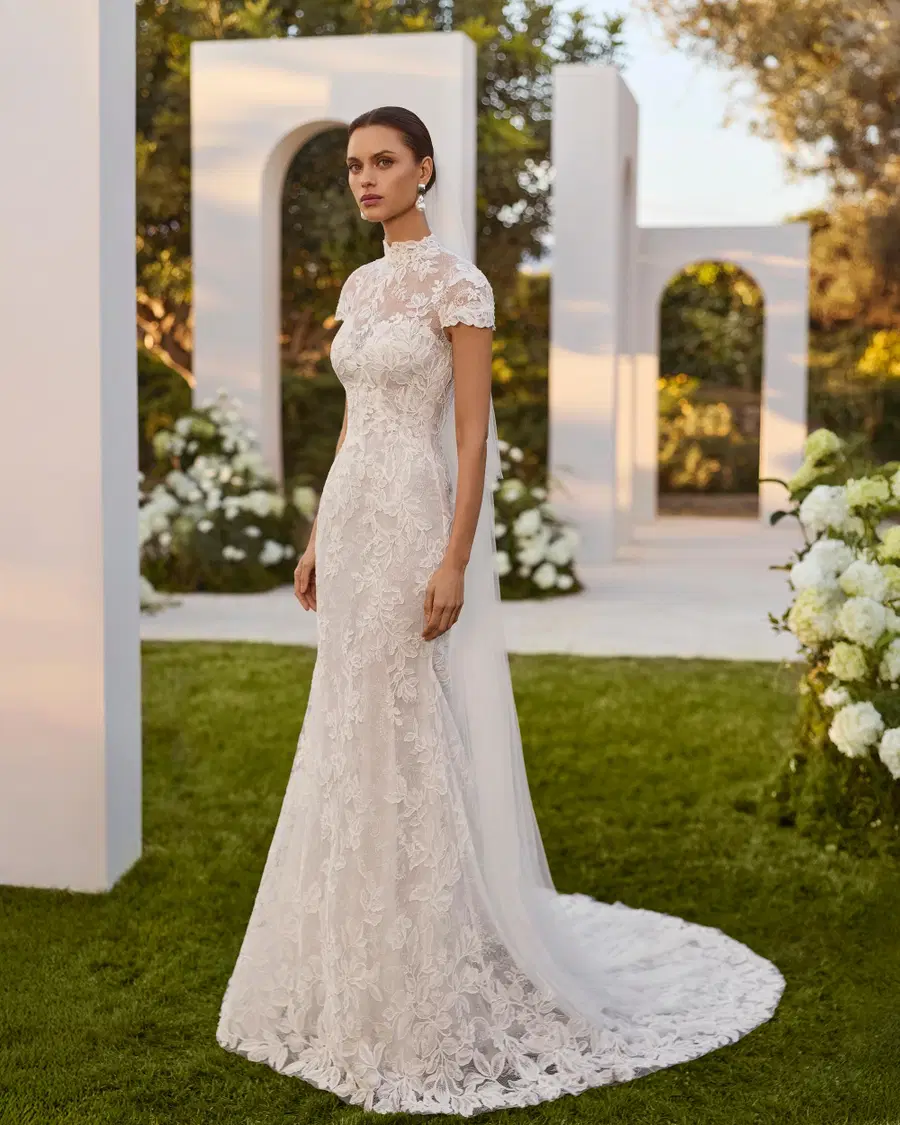 NIL by Rosa Clara: Mermaid silhouette, high / halter neckline, short sleeves, lace