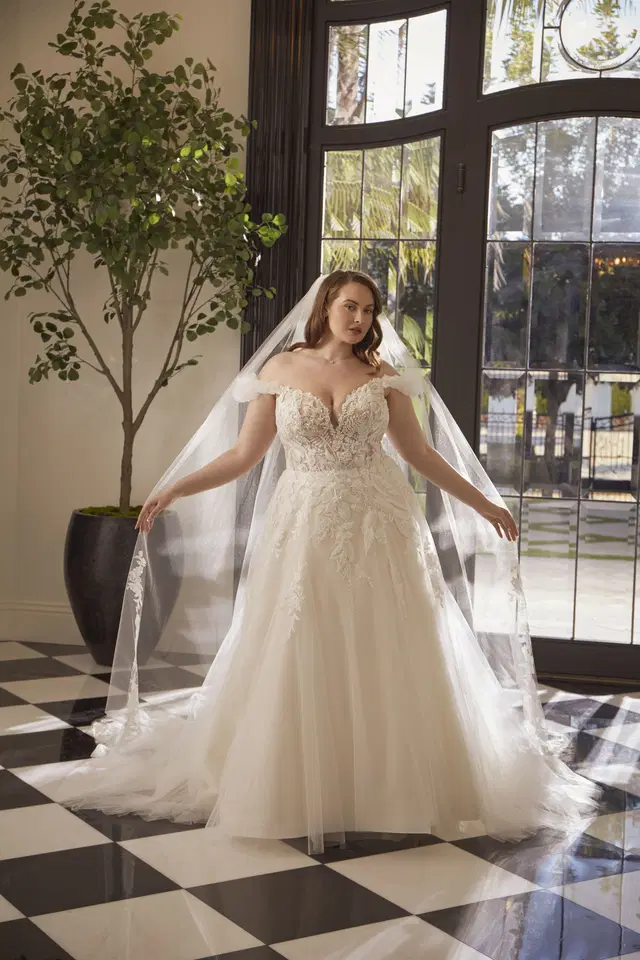 Corinne Curvy by Casablanca Bridal: A-Line silhouette, V-neck neckline, short sleeves, lace