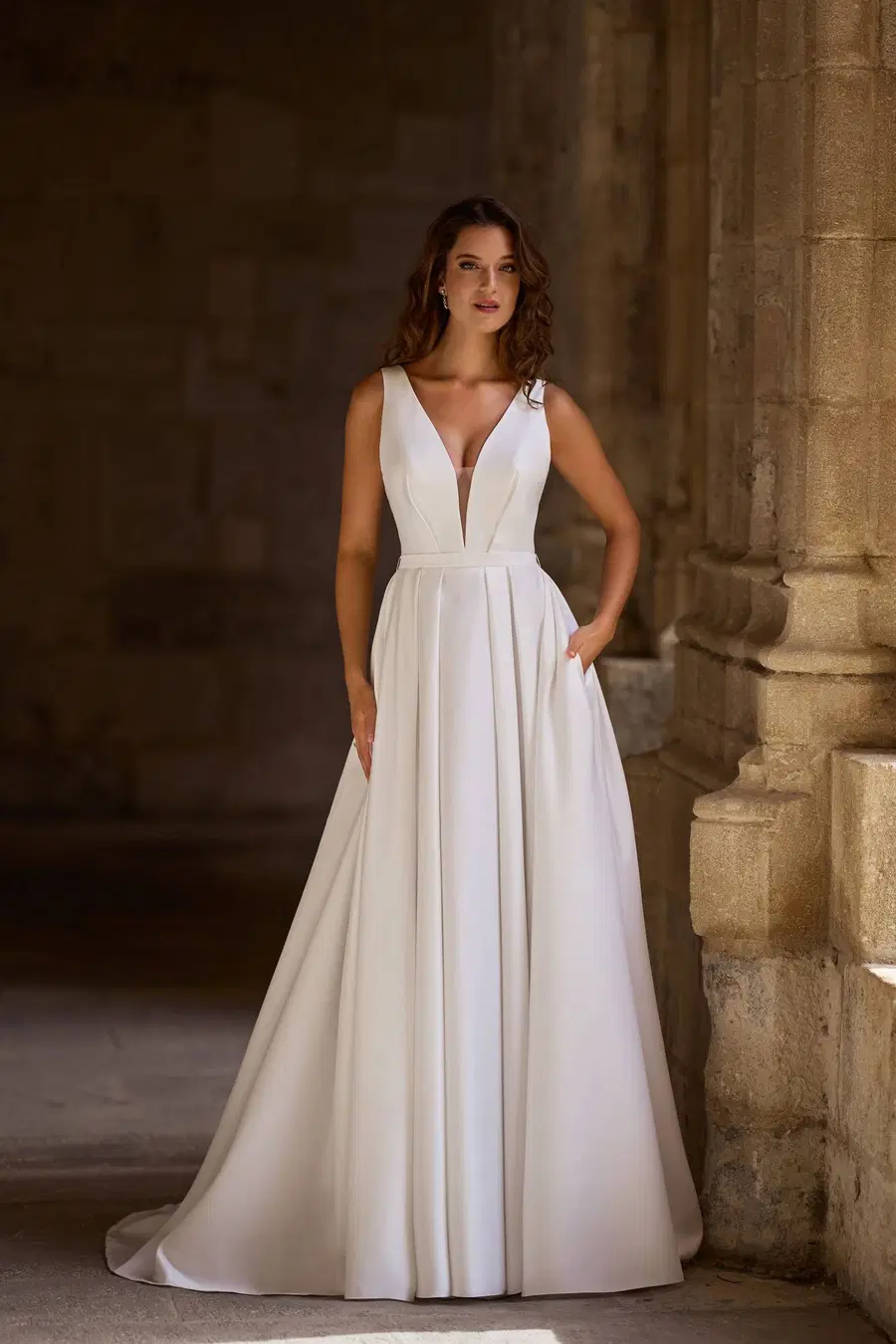 27618 by Très Chic: A-Line silhouette, V-neck neckline, sleeveless, satin