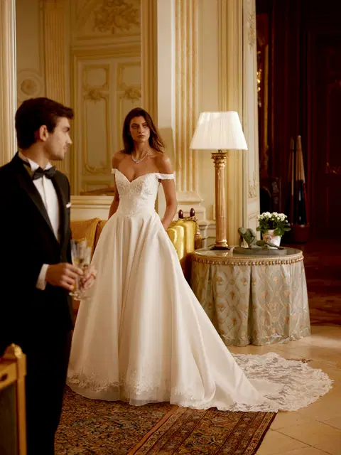 Jersey wedding dress by Justin Alexander, A-line, lace
